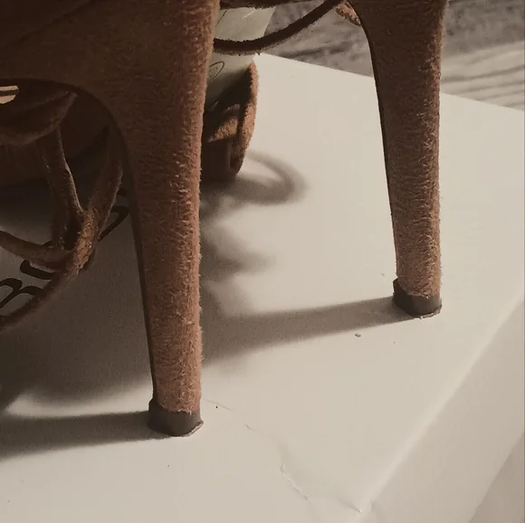 Cape Robbin Heels - Picture 3 of 10